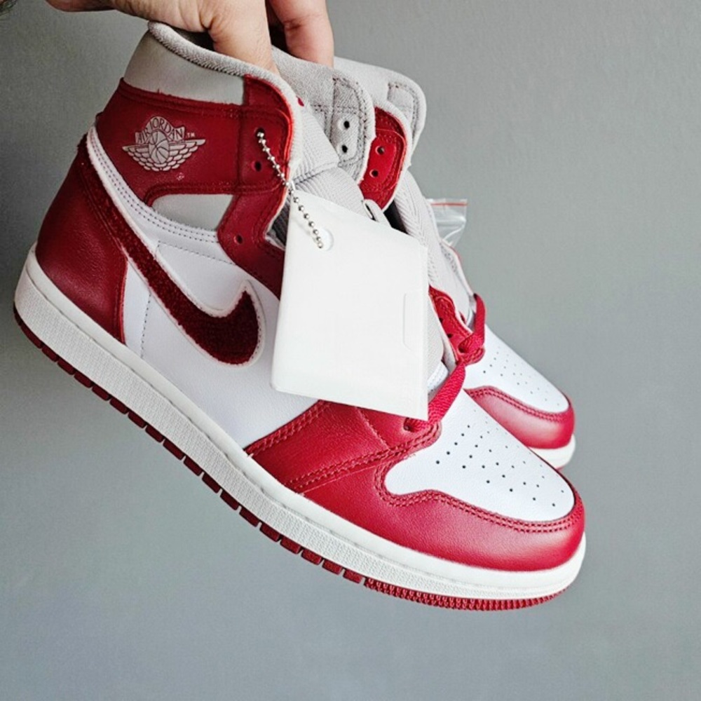 NWB Jordan 1 Retro High OG Varsity Red - Picture 2 of 4